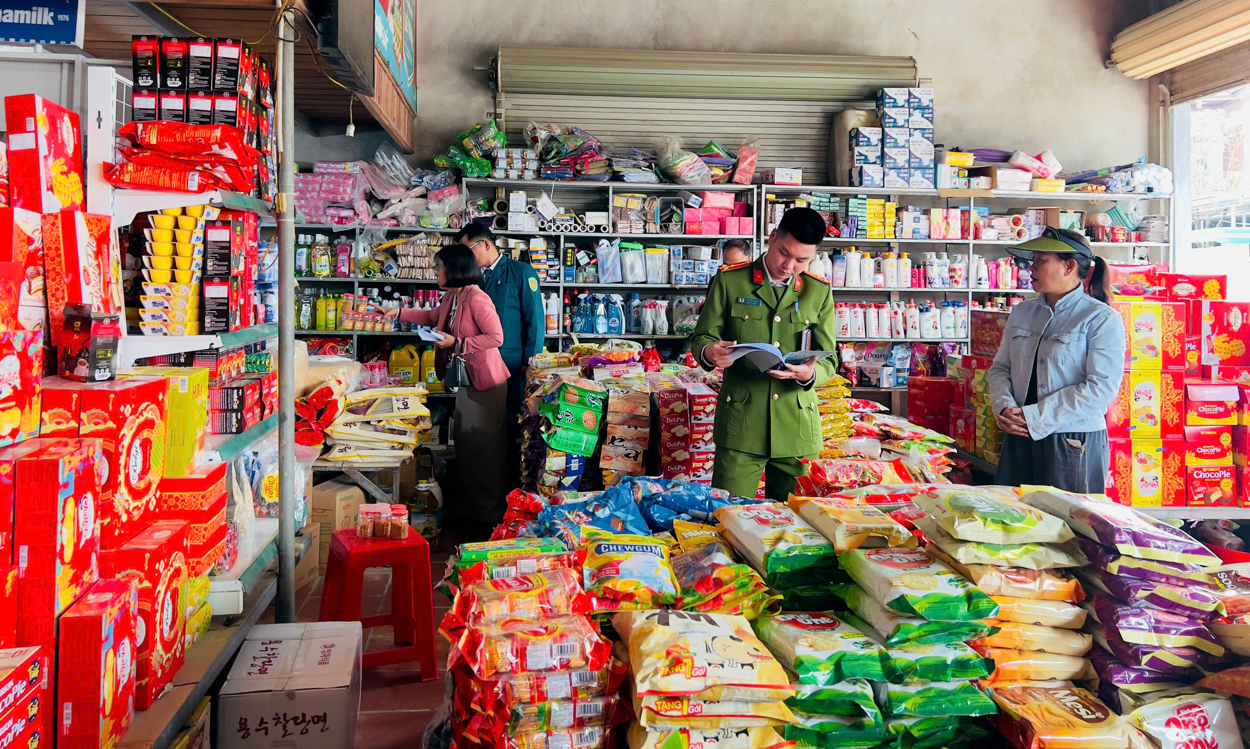 Đoàn liên ngành xã Sơn Giang kiểm tra công tác bảo đảm an toàn thực phẩm dịp Tết Nguyên đán