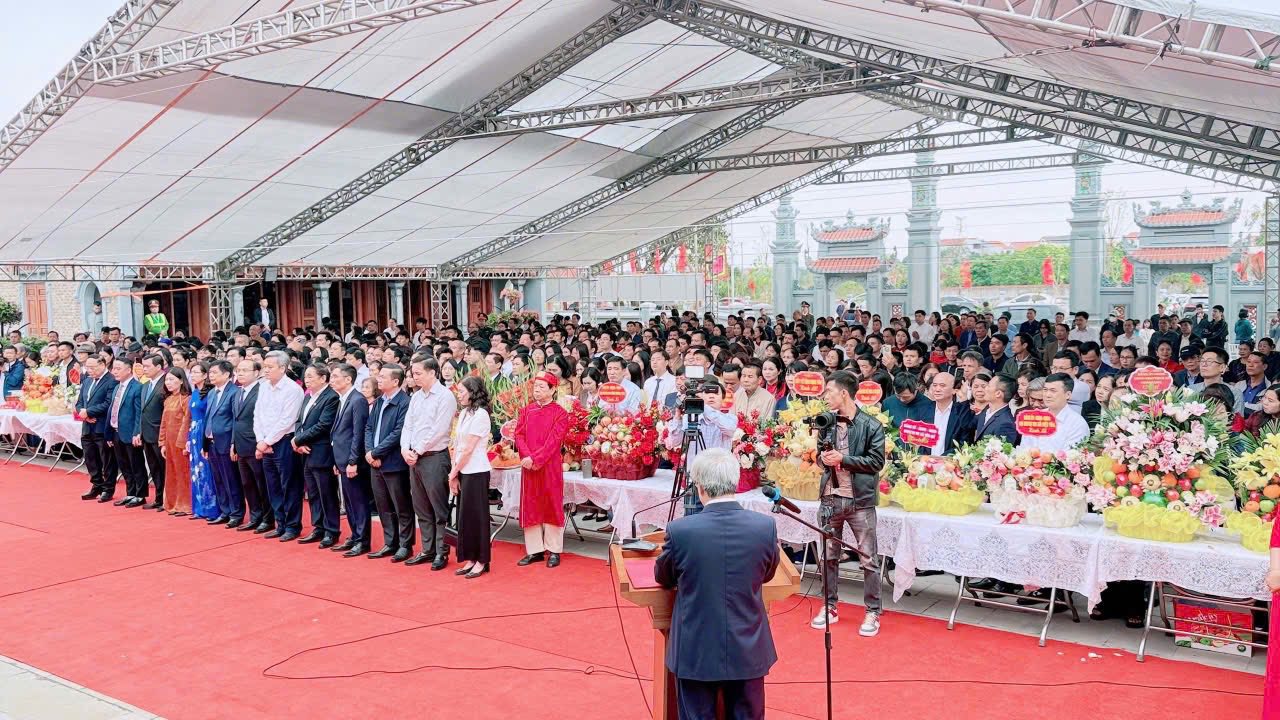 Đoàn lãnh đạo xã Sơn Giang dâng hương tưởng niệm Đại danh y Hải Thượng Lãn Ông Lê Hữu Trác tại quê nội Hưng Yên