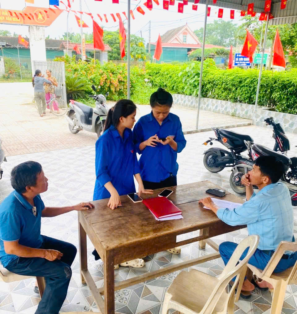 Sơn Giang ra quân cao điểm hỗ trợ người dân cài đặt ứng dụng Công dân số i-HaTinh