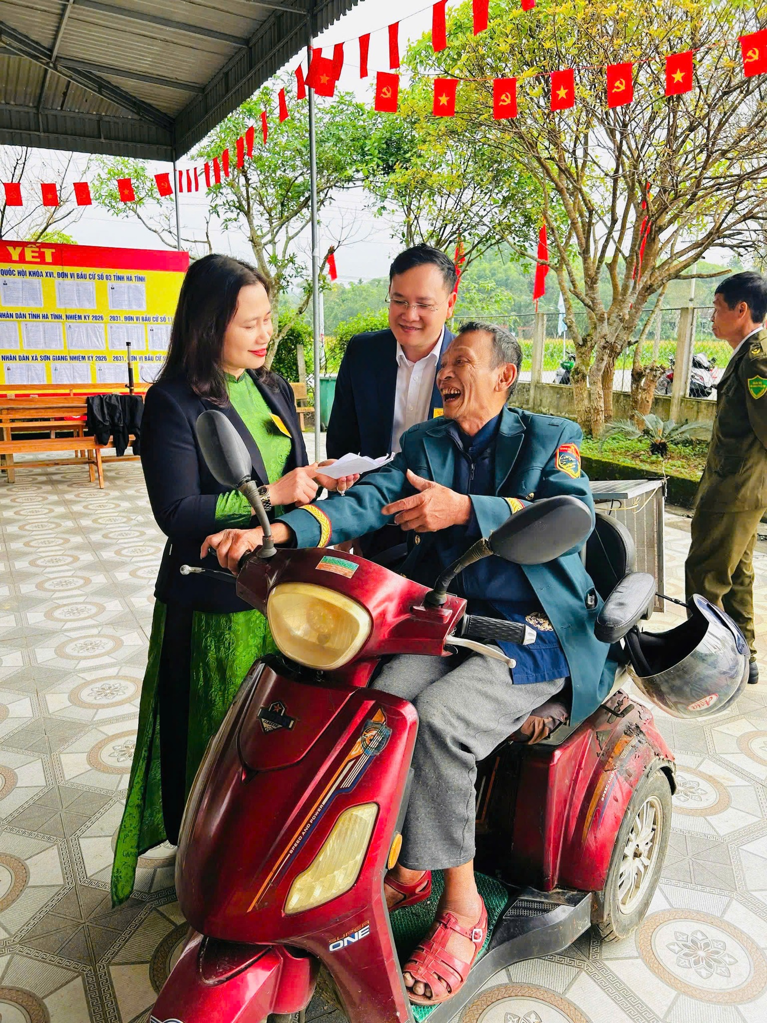 Cử tri xã Sơn Giang hân hoan trong Ngày hội bầu cử