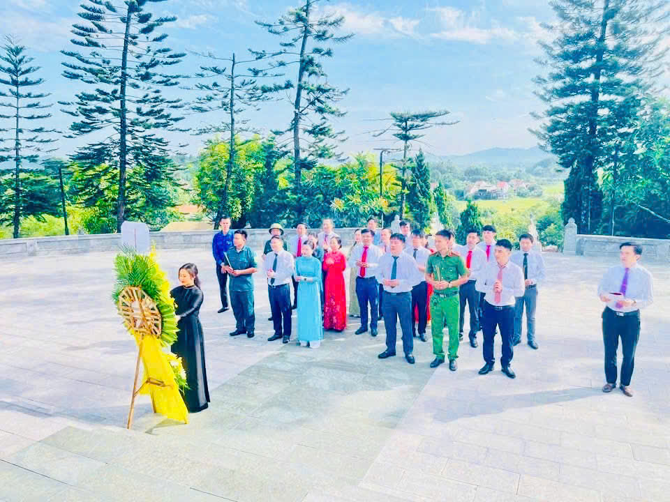 Lãnh đạo xã Sơn Giang dâng hương tại Nghĩa trang Liệt sĩ Nầm và đài tưởng niệm ghi danh các Liệt sĩ xã Sơn Giang, trước thềm Đại hội Đại biểu Đảng bộ xã Chào mừng Đại hội đại biểu Đảng bộ xã Sơn Giang lần thứ nhất, nhiệm kỳ 2025 – 2030