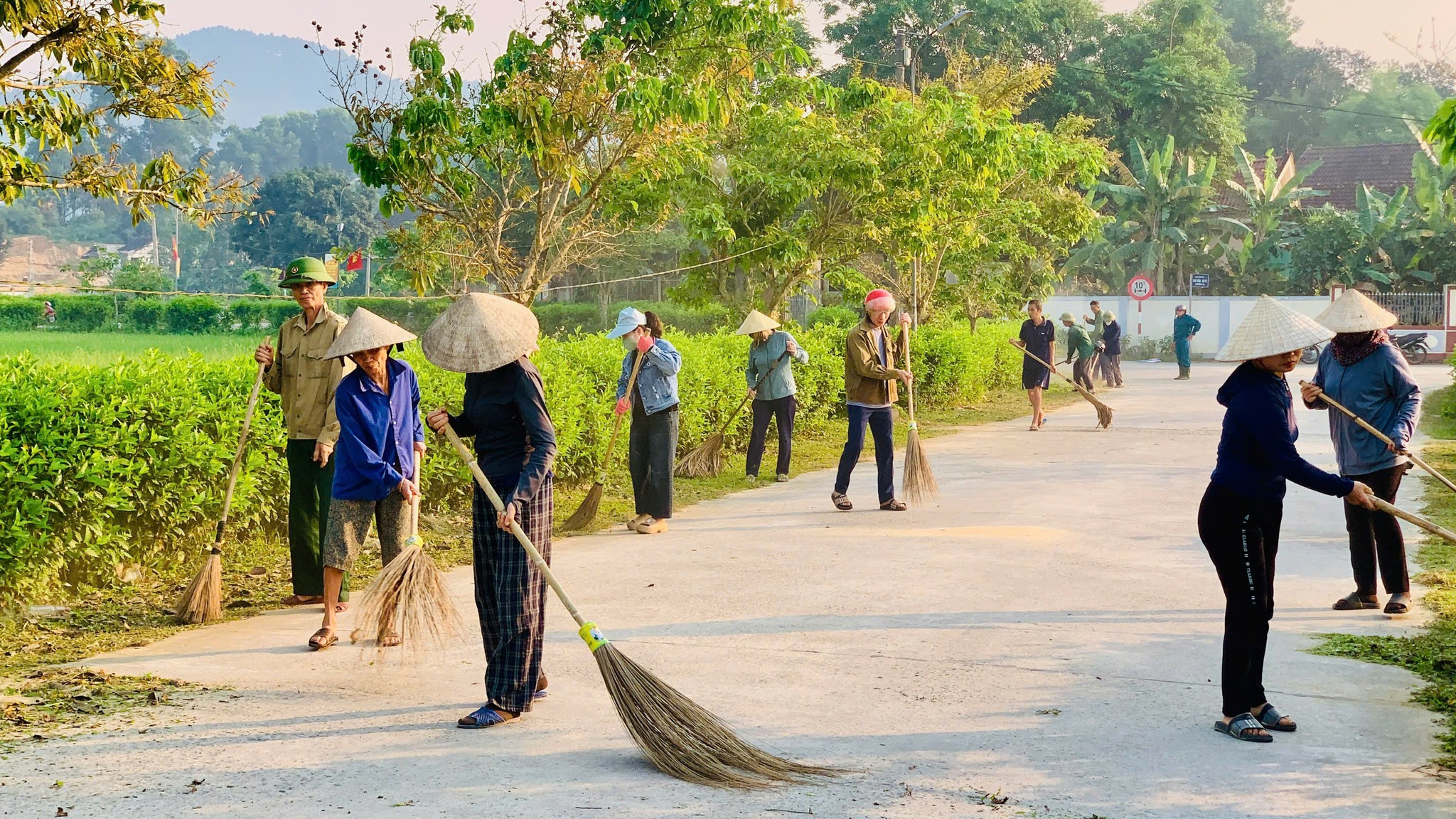 Sơn Giang: Các thôn đồng loạt ra quân vệ sinh môi trường, chỉnh trang nông thôn xanh – sạch – đẹp