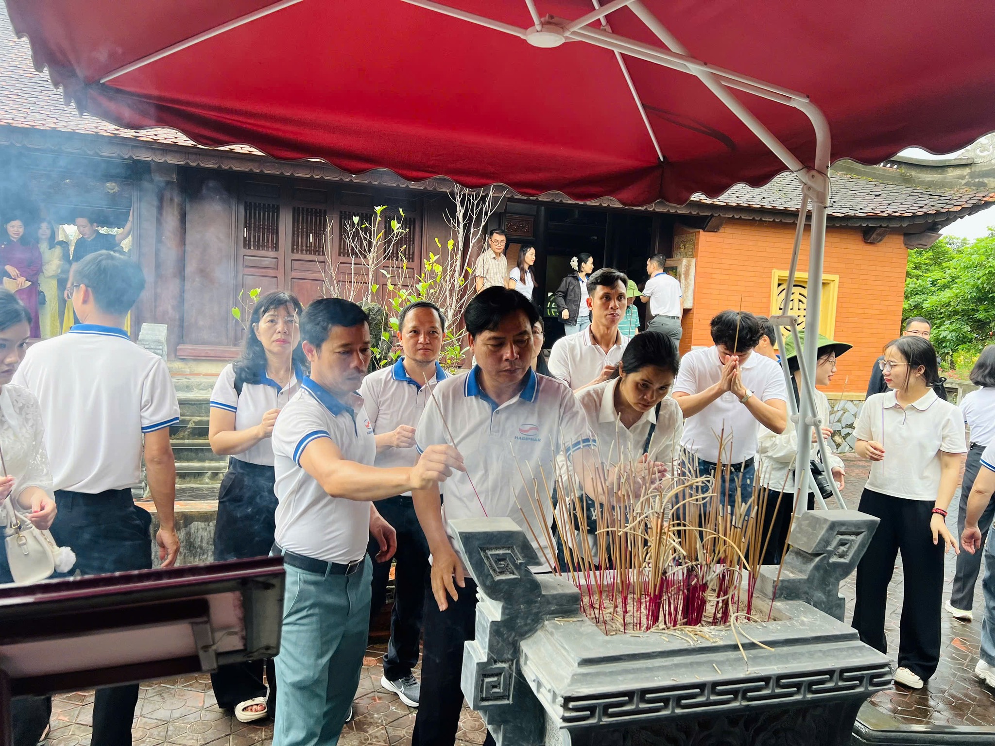 Du khách thập phương viếng thăm Hải Thượng Lãn Ông Lê Hữu Trác