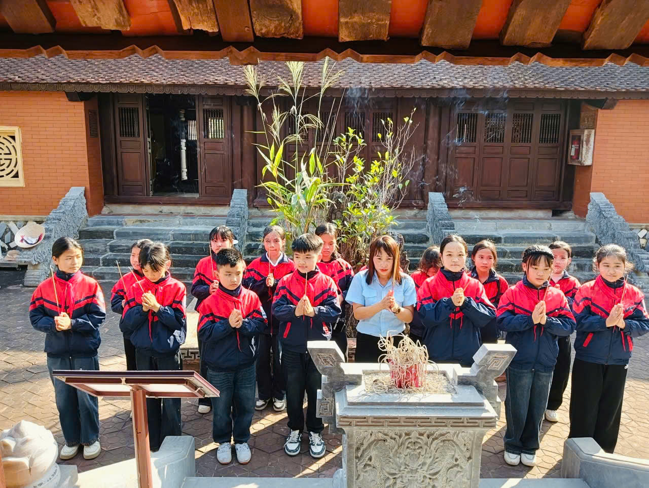 Trường Tiểu học Sơn Giang dâng hương tưởng niệm Đại danh y Lê Hữu Trác