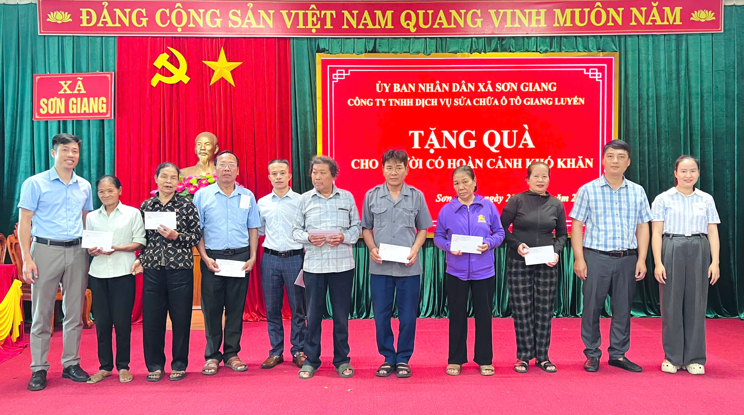Trao tặng 40 suất quà cho hộ nghèo và người có hoàn cảnh khó khăn trên địa bàn xã