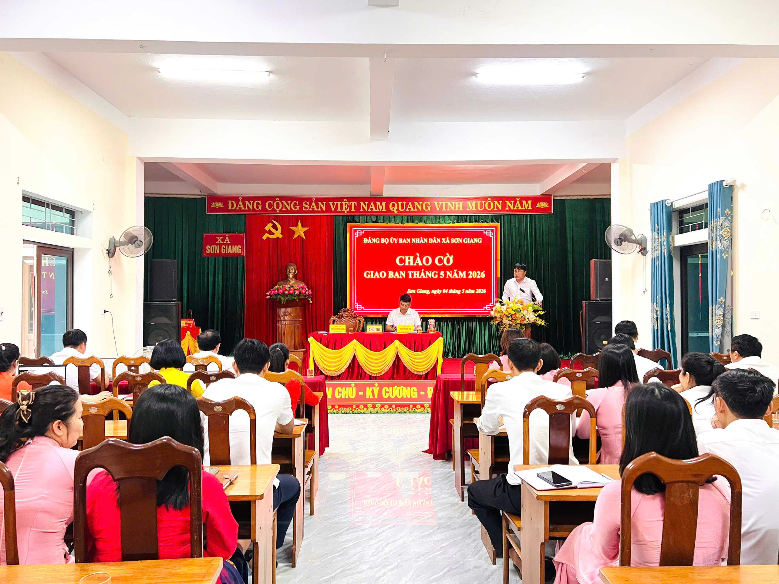 Đảng bộ UBND xã tổ chức chào cờ, giao ban tháng 5 năm 2026