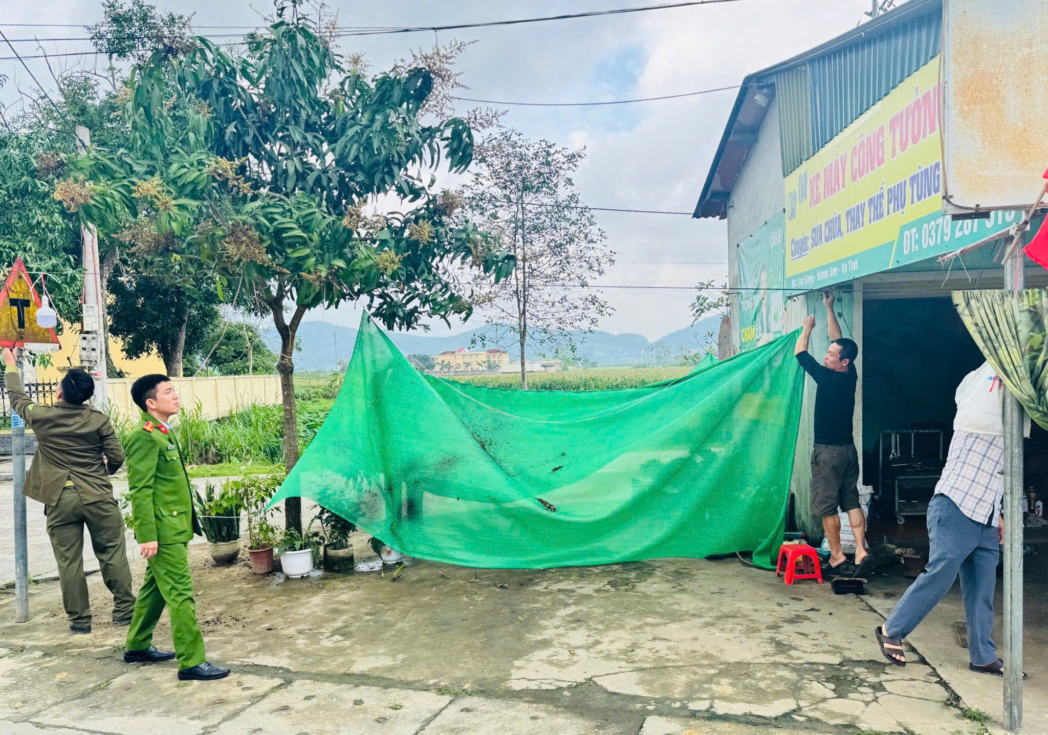 Sơn Giang ra quân tổng dọn vệ sinh môi trường phục vụ Lễ hội Hải Thượng Lãn Ông