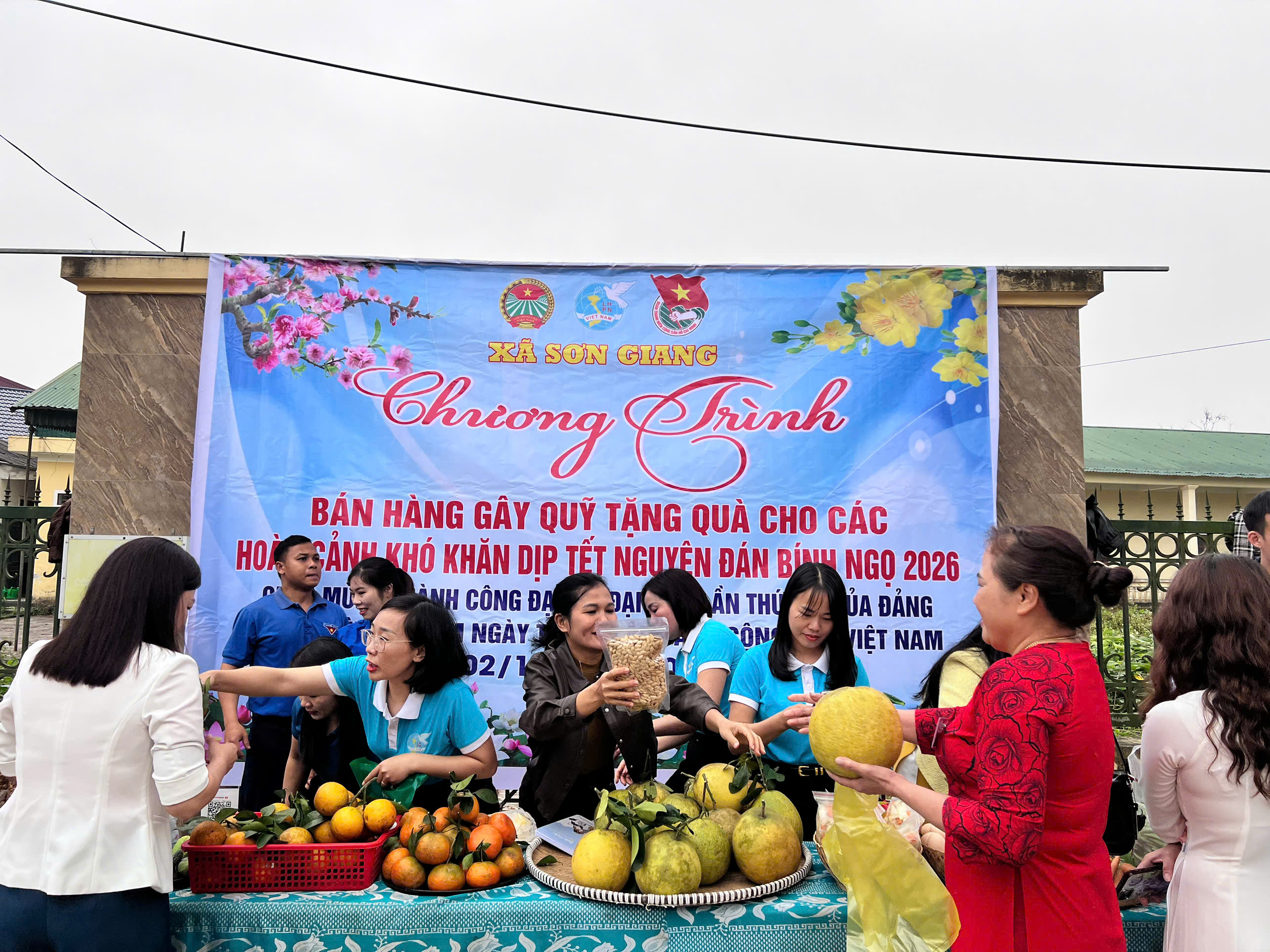 Lan tỏa yêu thương qua gian hàng gây quỹ Tết tại xã Sơn Giang