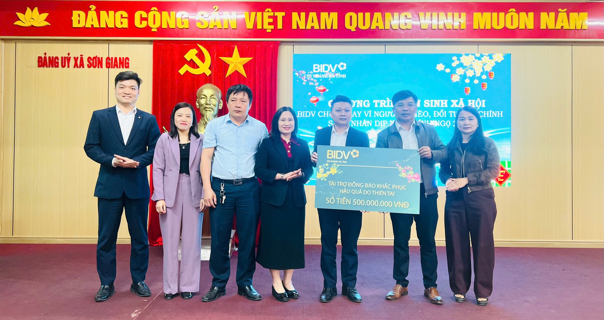 BIDV trao 1.000 suất quà Tết cho người dân xã Sơn Giang
