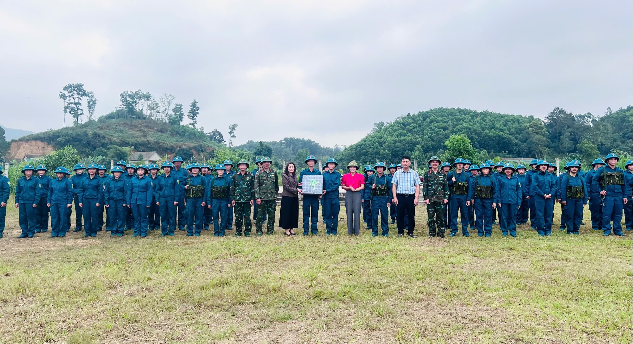 Đồng chí Bí thư Đảng ủy xã Sơn Giang thăm, động viên lực lượng dân quân năm thứ nhất