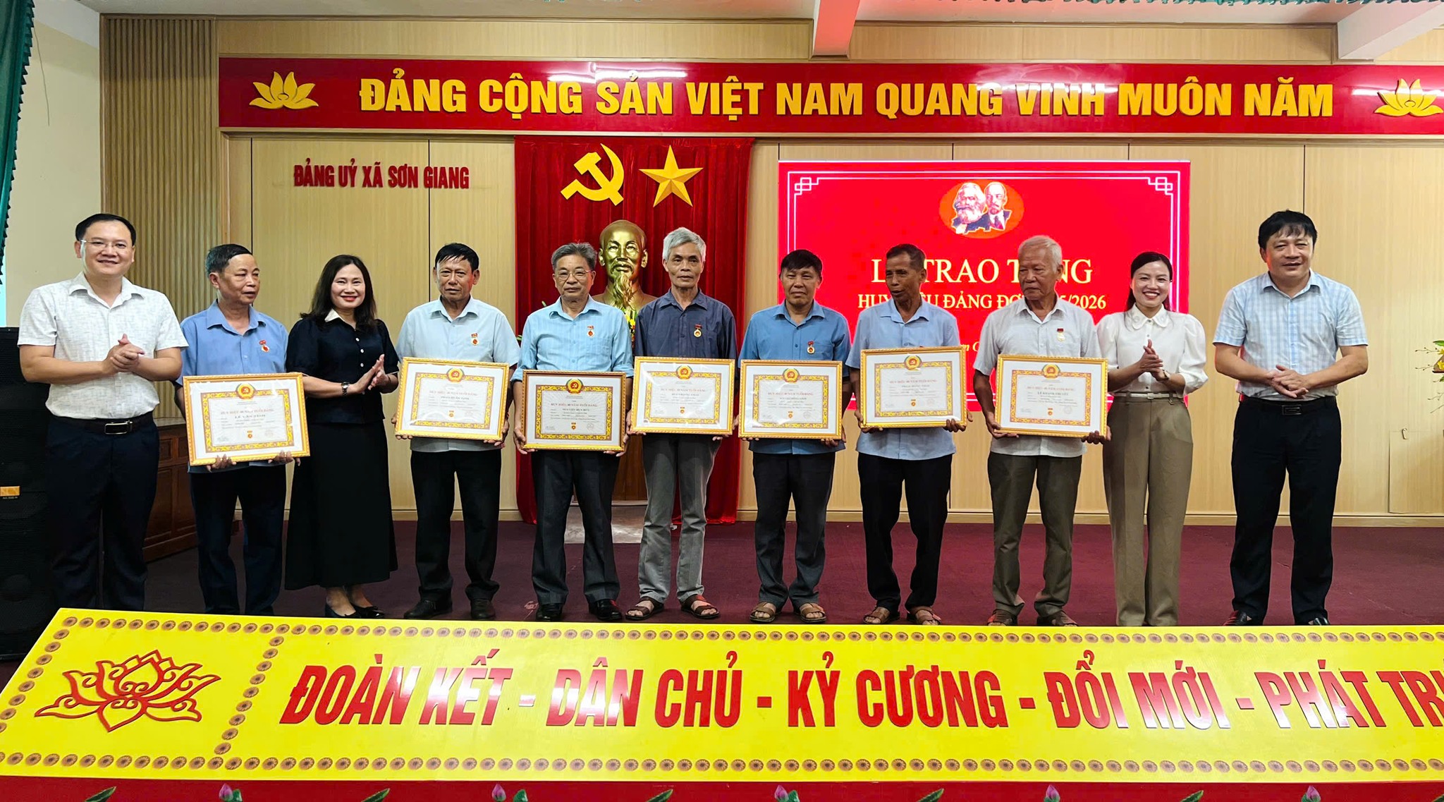 Xã Sơn Giang: Trao tặng huy hiệu Đảng đợt 19/5/2026