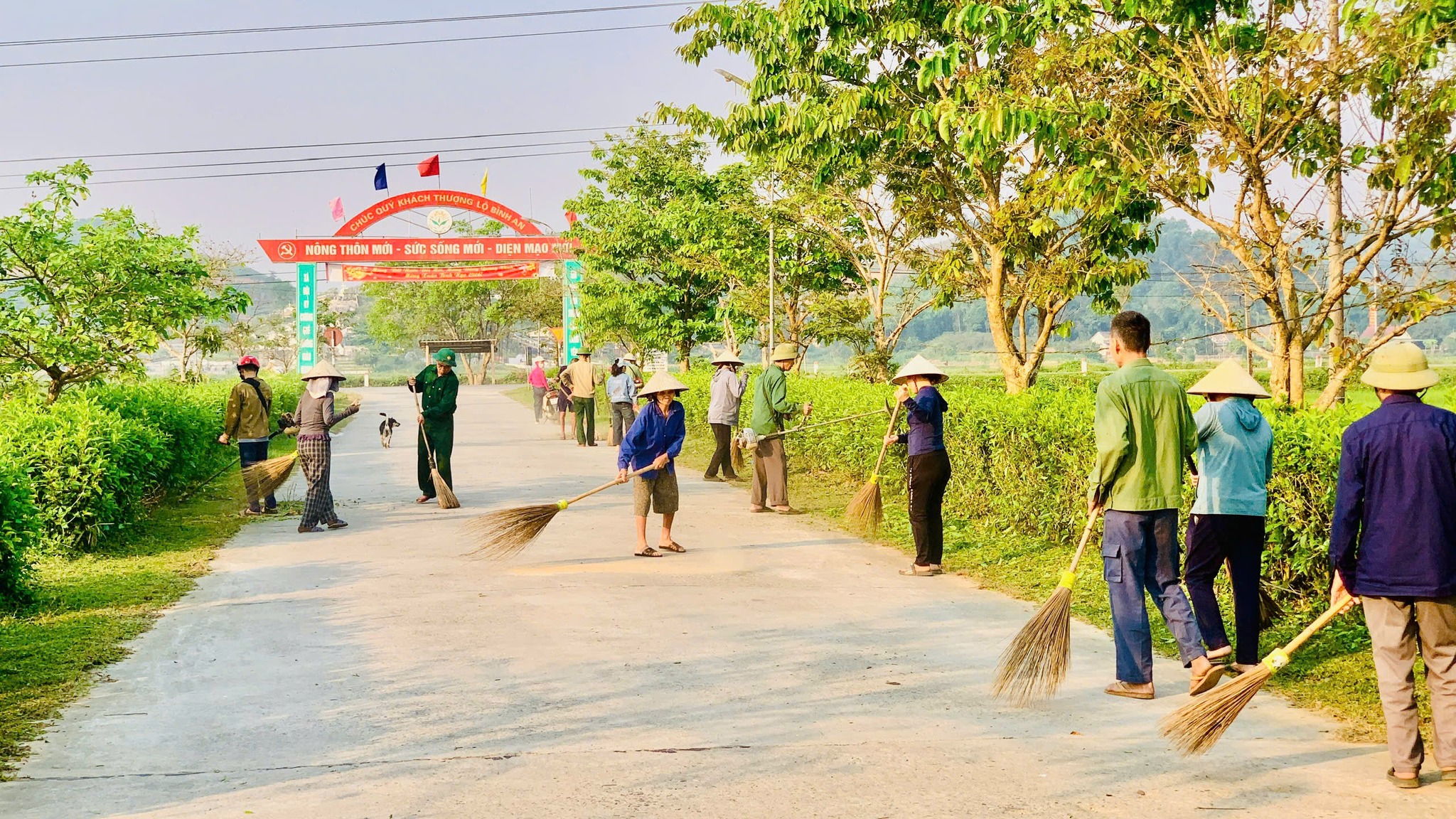 Nhân dân Sơn Giang ra quân xây dựng môi trường  Xanh - Sạch - Đẹp