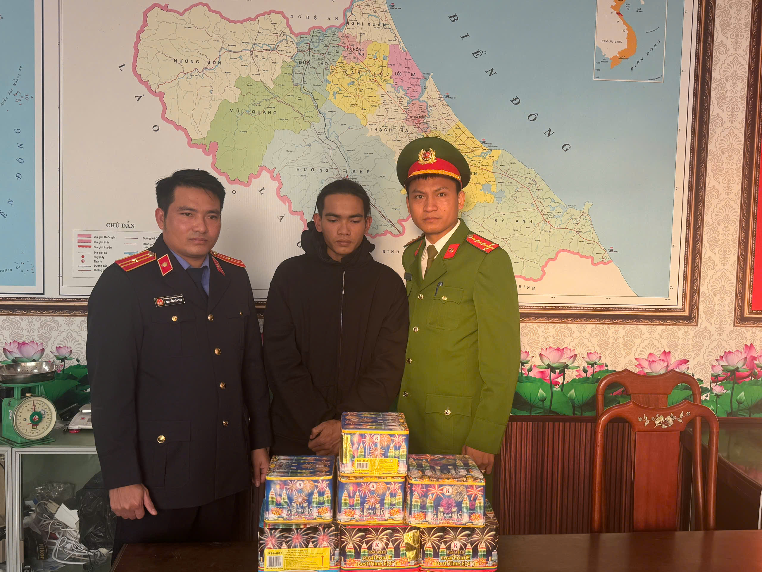 Tạm giữ đối tượng “Tàng trữ Pháo hoa nổ” do nước ngoài sản xuất