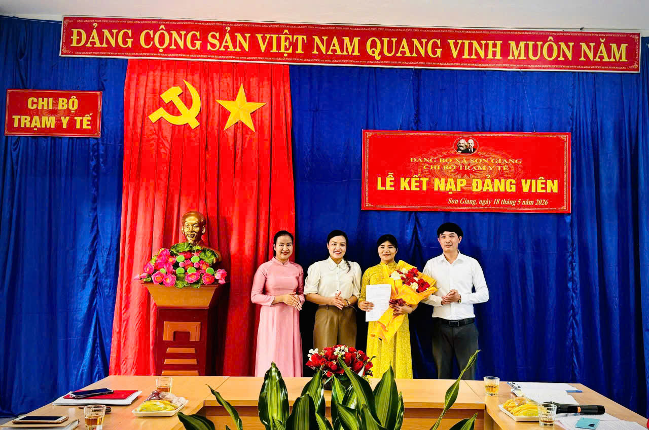 Chi bộ Trạm y tế xã Sơn Giang tổ chức lễ kết nạp đảng viên mới
