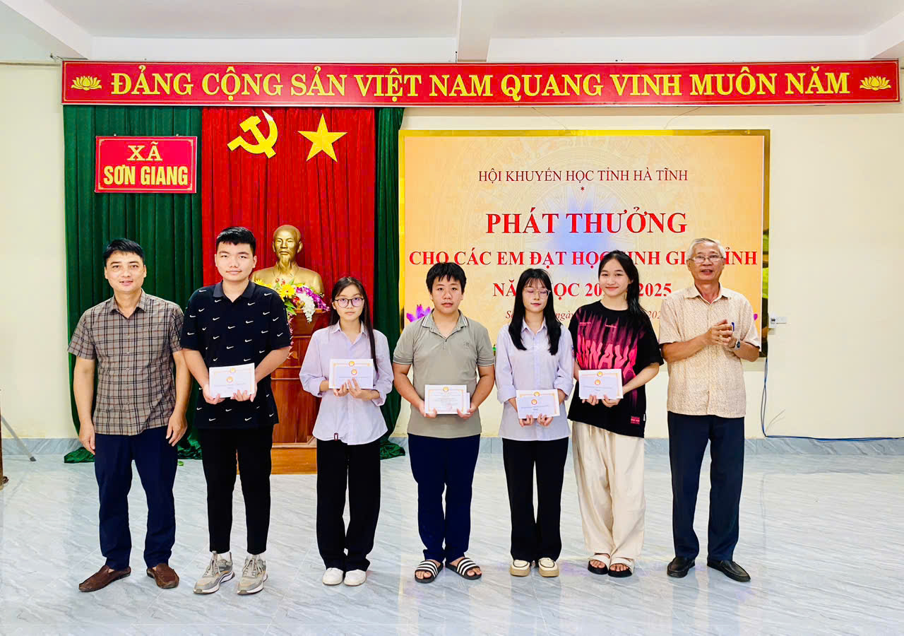 UBND xã Sơn Giang phối hợp với Hội Khuyến học tỉnh Hà Tĩnh tổ chức lễ trao thưởng cho các em học sinh đạt giải học sinh giỏi Tỉnh năm học 2024 – 2025.