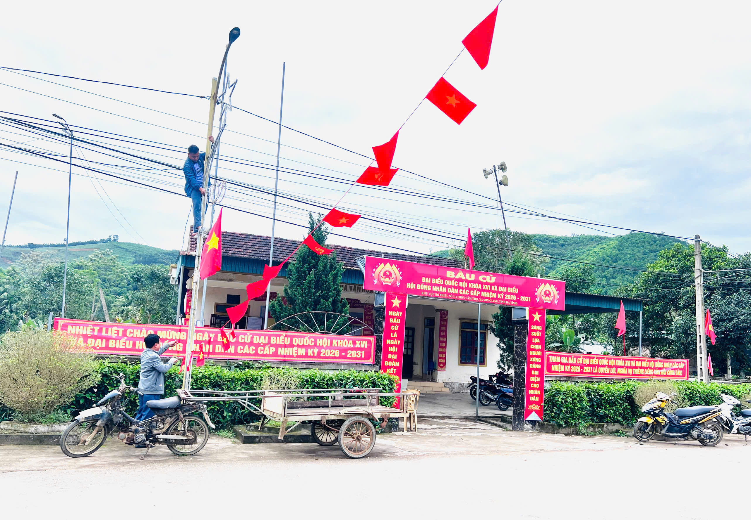 Chủ tịch UBND xã Nguyễn Trường Giang kiểm tra công tác chuẩn bị bầu cử tại các đơn vị bầu cử