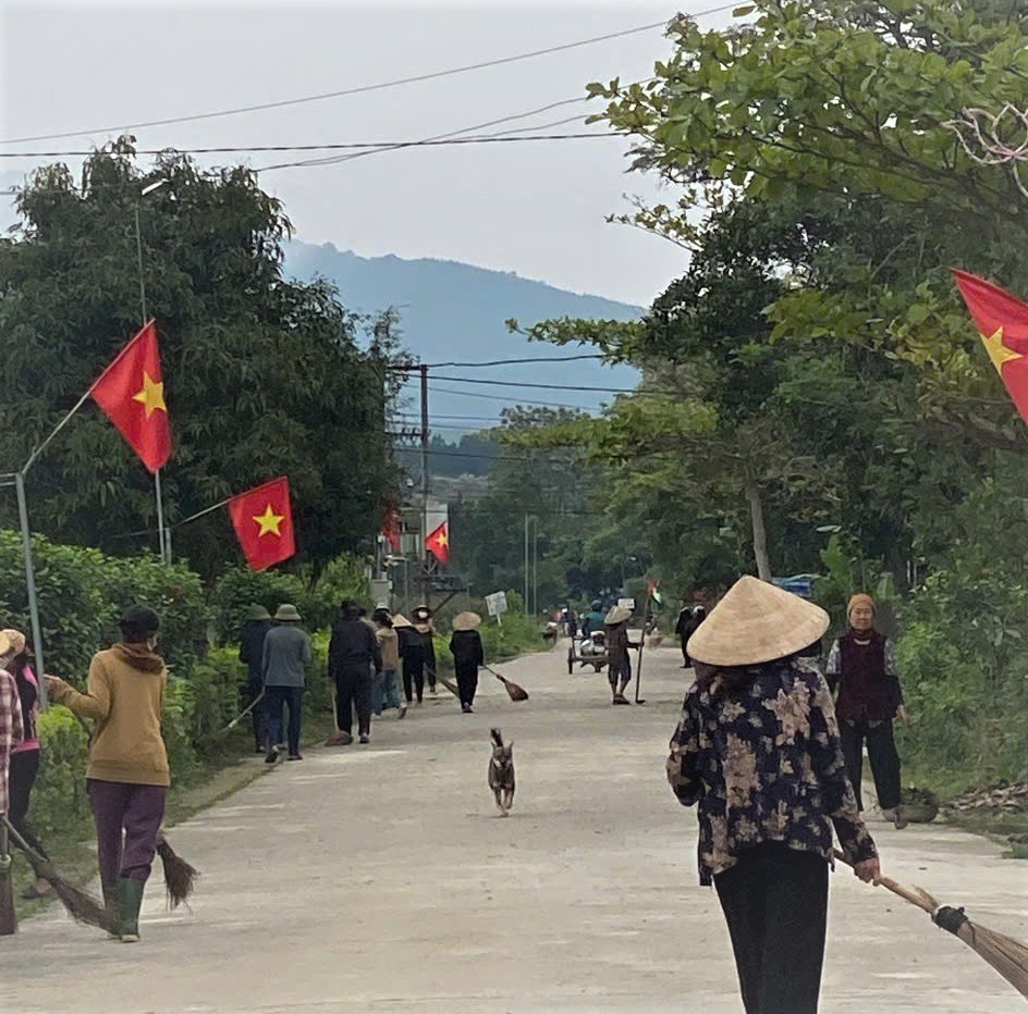 Hội Nông dân xã ra quân vệ sinh môi trường chào mừng bầu cử