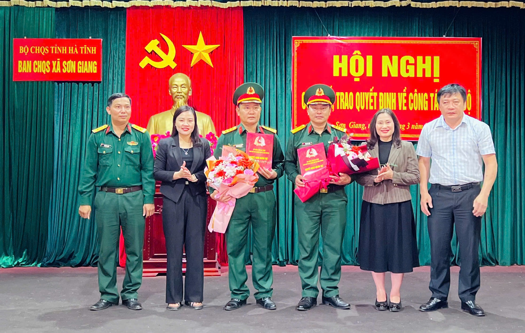 Ban CHQS xã tổ chức hội nghị công bố, trao quyết định công tác cán bộ 