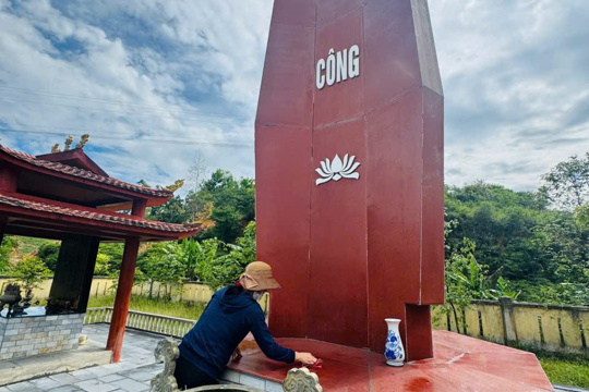 Sơn Giang: Cán bộ y tế, giáo viên chung tay chăm sóc Nhà bia tưởng niệm các anh hùng liệt sĩ