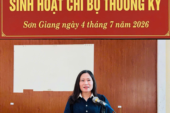 Đồng chí Bí thư Đảng ủy, Chủ tịch HĐND xã dự sinh hoạt Chi bộ thôn Tiến Lâm sau sáp nhập thôn