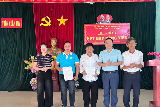 Chi bộ thôn Xuân Mai tổ chức Lễ kết nạp Đảng viên mới 