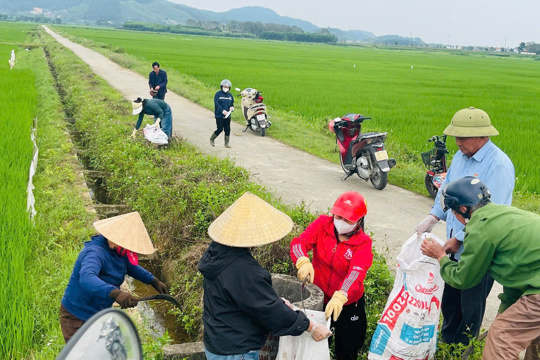Hội Nông dân xã ra quân vệ sinh môi trường chào mừng bầu cử