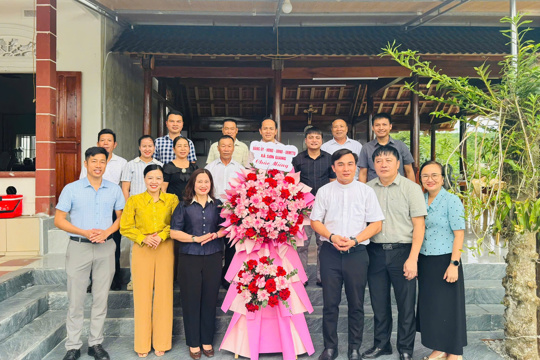 Lãnh đạo xã Sơn Giang chúc mừng tân Linh mục quản nhiệm Chuẩn Giáo xứ Đức Vọng