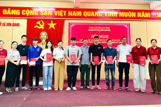 Thường trực Đảng ủy xã Sơn Giang gặp mặt các quần chúng ưu tú tham gia lớp Bồi dưỡng nhận thức về Đảng