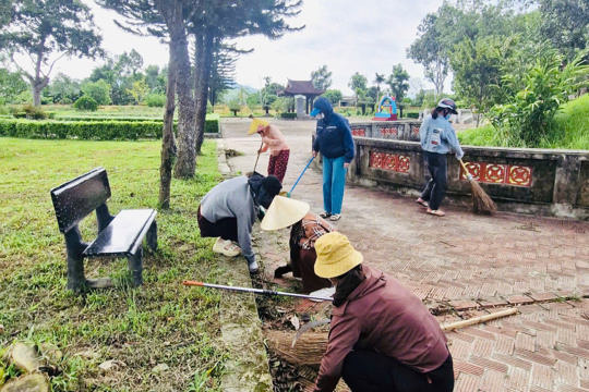 Cán bộ, y bác sĩ Trạm Y tế xã Sơn Giang vệ sinh Khu lưu niệm Đại danh y Hải Thượng Lãn Ông Lê Hữu Trác