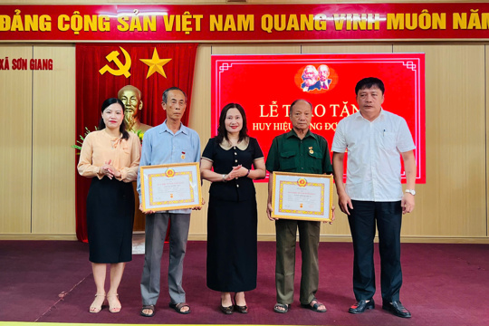Sơn Giang trao tặng Huy hiệu Đảng đợt 2/9 cho 42 đảng viên