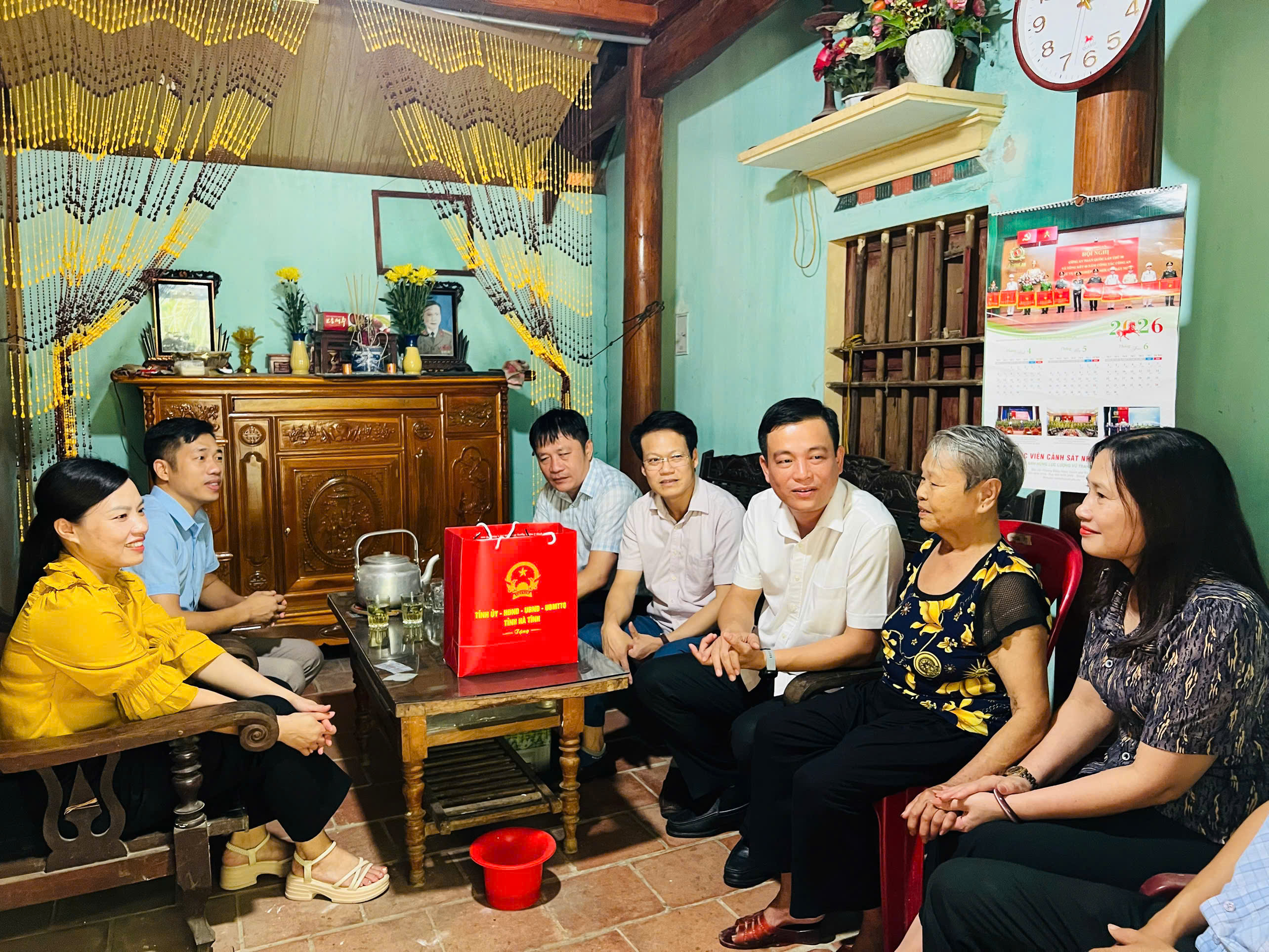 Chủ tịch Ủy ban MTTQ Việt Nam tỉnh Hà Tĩnh thăm, tặng quà gia đình chính sách tại xã Sơn Giang