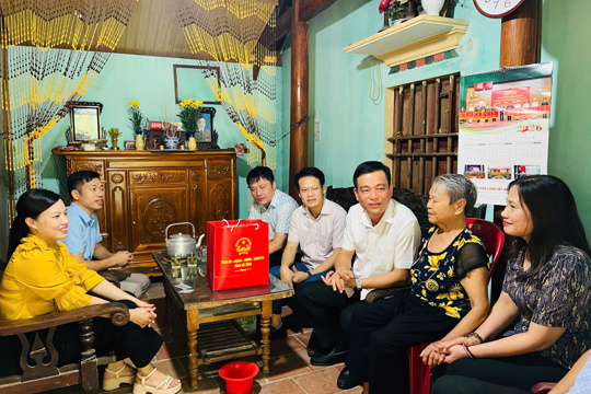 Chủ tịch Ủy ban MTTQ Việt Nam tỉnh Hà Tĩnh thăm, tặng quà gia đình chính sách tại xã Sơn Giang