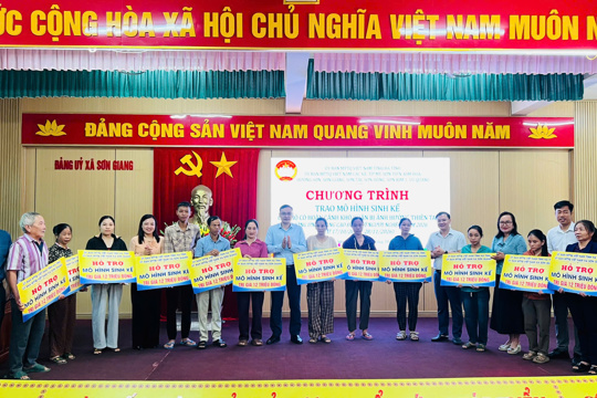 Sơn Giang trao hỗ trợ sinh kế, nhà ở cho hộ khó khăn