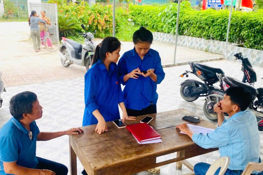 Sơn Giang ra quân cao điểm hỗ trợ người dân cài đặt ứng dụng Công dân số i-HaTinh 