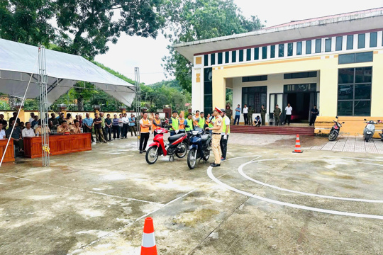 Công an xã Sơn Giang tuyên truyền pháp luật và kỹ năng tham gia giao thông an toàn