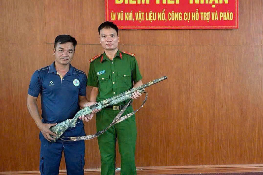 Sơn Giang: Người dân tự giác giao nộp vũ khí, góp phần giữ gìn an ninh trật tự