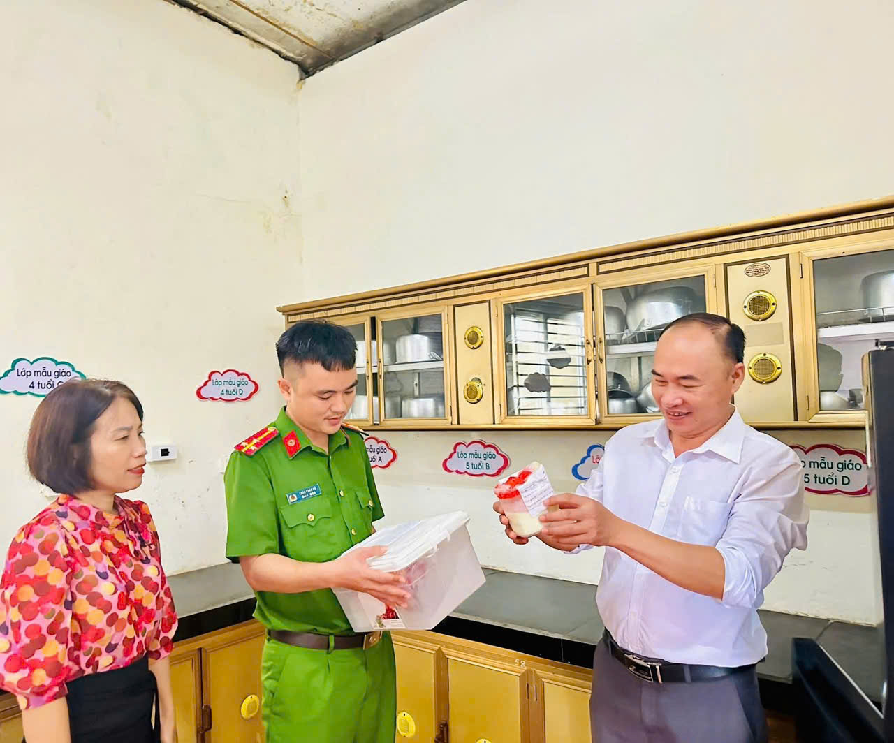 Xã Sơn Giang tăng cường kiểm tra An toàn thực phẩm tại bếp ăn bán trú trường Mầm non