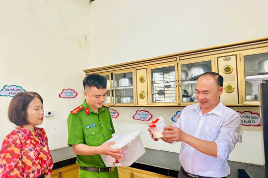Xã Sơn Giang tăng cường kiểm tra An toàn thực phẩm tại bếp ăn bán trú trường Mầm non