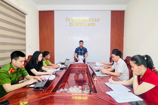 UBND xã làm việc với hộ dân vi phạm quy định xử lý thực bì sau khai thác rừng