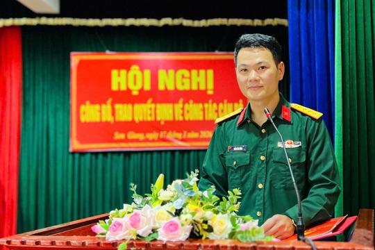 Ban CHQS xã tổ chức hội nghị công bố, trao quyết định công tác cán bộ 