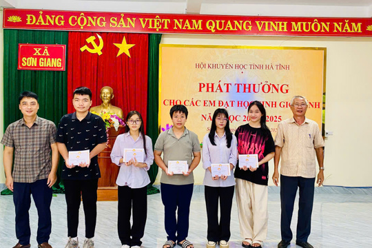 UBND xã Sơn Giang phối hợp với Hội Khuyến học tỉnh Hà Tĩnh tổ chức lễ trao thưởng cho các em học sinh đạt giải học sinh giỏi Tỉnh năm học 2024 – 2025. 