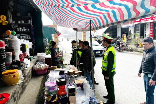 Xã Sơn Giang ra quân tuyên truyền, giải tỏa vi phạm hành lang an toàn giao thông