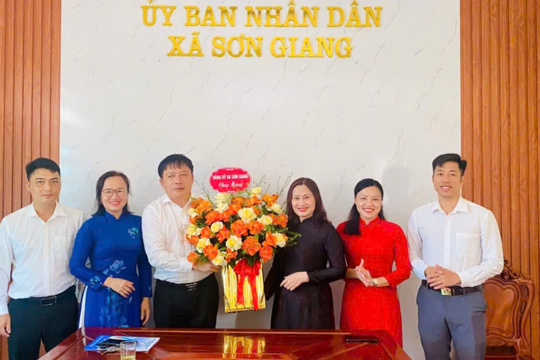 Lãnh đạo xã Sơn Giang tặng hoa chúc mừng UBND xã nhân dịp Quốc khánh 2/9 