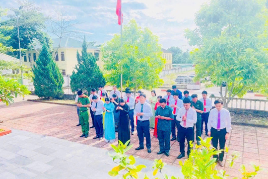 Lãnh đạo xã Sơn Giang dâng hương tại Nghĩa trang Liệt sĩ Nầm và đài tưởng niệm ghi danh các Liệt sĩ xã Sơn Giang