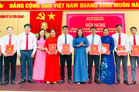 Đảng ủy Sơn Giang công bố các quyết định sắp xếp, kiện toàn tổ chức đảng và công tác cán bộ