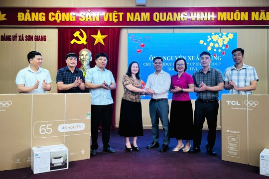 Anh Nguyễn Xuân Hùng trao tặng thiết bị hỗ trợ chuyển đổi số cho quê hương