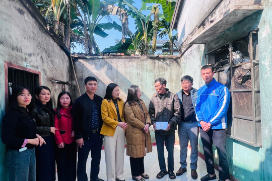 Lãnh đạo xã Sơn Giang thăm hỏi, hỗ trợ gia đình bị hỏa hoạn 