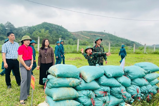 Đồng chí Bí thư Đảng ủy xã Sơn Giang thăm, động viên lực lượng dân quân năm thứ nhất