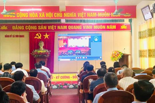 Các đại biểu tại điểm cầu xã Sơn Giang dự hội nghị trực tuyến tiếp xúc cử tri sau kỳ họp thứ nhất, quốc hội khóa XVI