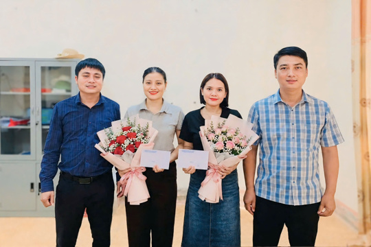 Lãnh đạo xã Sơn Giang thăm, chúc mừng Trung tâm Dịch vụ Tổng hợp xã nhân kỷ niệm 101 năm Ngày Báo chí Cách mạng Việt Nam